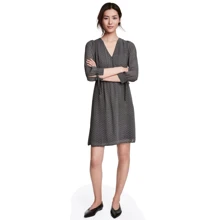 Платье H&M 4529835 40 черно-белое повседневное до середины бедра: Состав Полиэстер