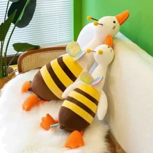 Мягкая игрушка Гусь в костюме пчелки 70 см (K15301): Тип домашние питомцы