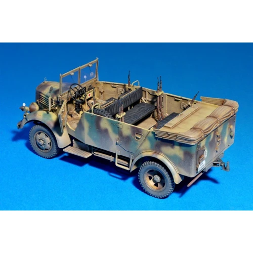 Сборная модель MiniArt Немецкий армейский автомобиль Kfz.70 (MB 1500A) с экипажем (MA35139) фото 10