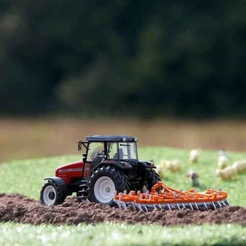 Трактор Britains Massey Ferguson 6290 с культиватором 1:32 (43335)