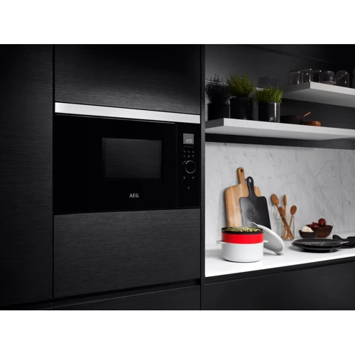 Встраиваемая микроволновая печь AEG MBE2657S-M: Мощность микроволновки 900