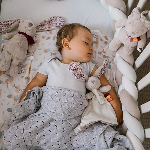 Обіймашка для малюків Babyono Кролик Міллі з тримачем для пустушки (1527)