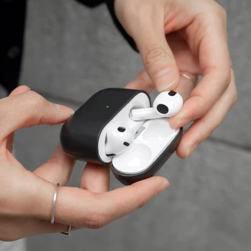 Чехол для наушников Native Union Leather Case Black (APCSE-LTHR-BLK-V2) for Apple AirPods 3 фото 3