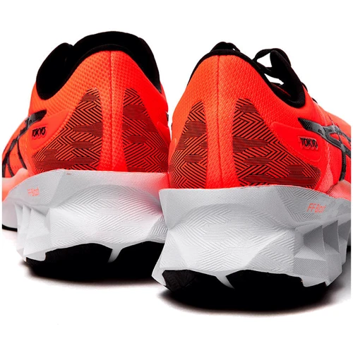Кроссовки для бега Asics Novablast Tokyo (1011B072-600) 44.5 красные текстиль всесезон: Размер 44.5
