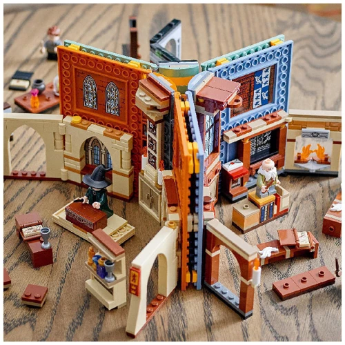 LEGO Harry Potter В Хогвартсе: урок заклинаний (76385) фото 6