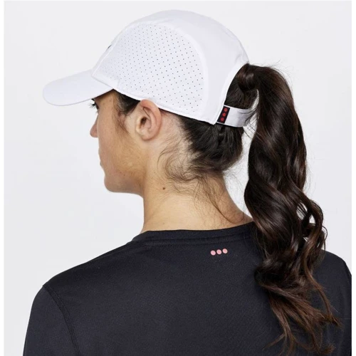 Бейсболка Saucony Outpace Hat белая (900013-WHGR) фото 2