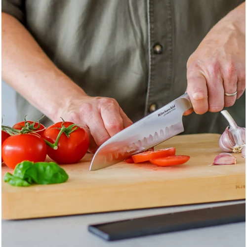 Нож сантоку KitchenAid Coreline с защитным чехлом для лезвия 18 см (KOG7IKSSOHOBA): Особенности Эргономичность