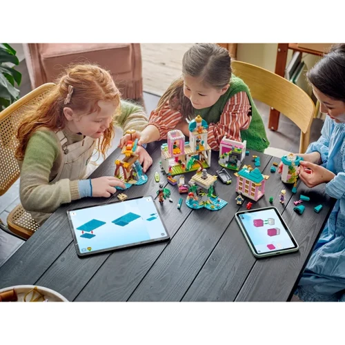 Конструктор LEGO Disney Princess Замок принцеси та королівські улюбленці (43267)