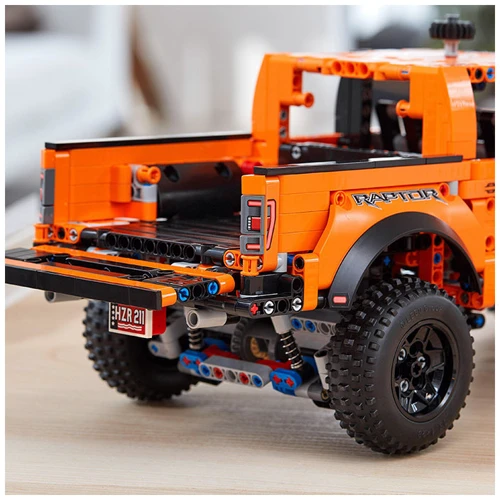 LEGO Technic Ford F-150 Raptor (42126): Кількість деталей, шт. 1379