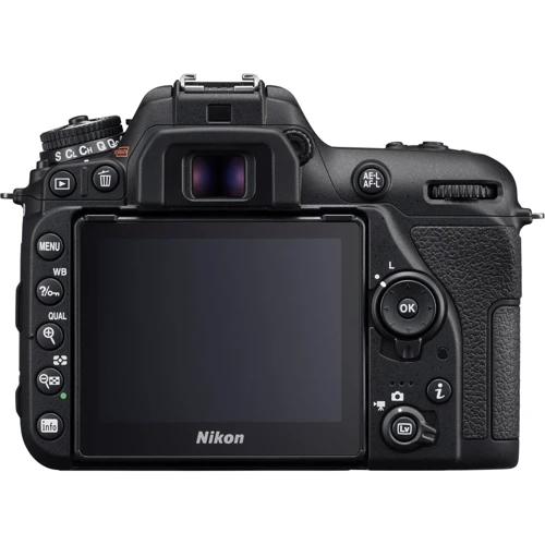 Nikon D7500 kit (18-140mm) VR UA: Размер дисплея 3.15&quot;