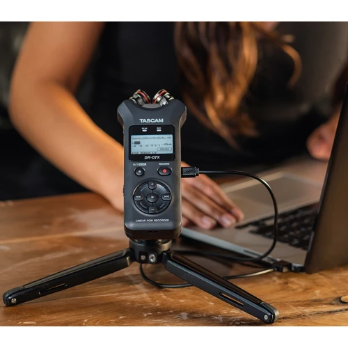 Tascam DR-07X: Особенности MP3-плеер, Встроенный динамик, Дисплей, Поддержка карт памяти, Интерфейс с ПК