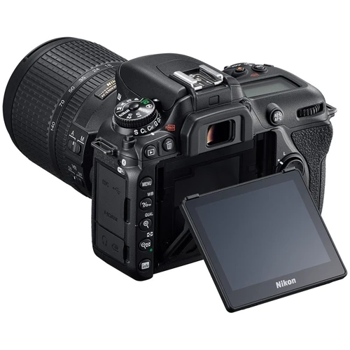 Nikon D7500 kit (18-200mm) VR: Размер матрицы, мм 23.5x15.7 мм
