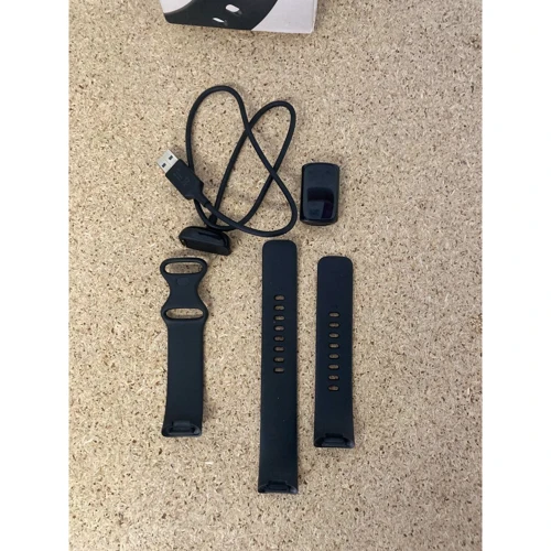 Fitbit Charge 6 Obsidian / Black Aluminum (Фітнес-браслети) (77670338) Stylus approved: Причина уцінки Распакован, царапины на дисплее, потертости на зарядном адаптере. Сервіс Fitbit Pay не работает в Украине. Полный комплект