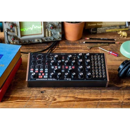 Аналоговый синтезатор MOOG SUBHARMONICON: Питание Блок питания