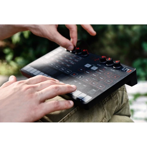 Портативний аналоговий синтезатор IK MULTIMEDIA UNO Synth: Тип клавіатури Сенсорна