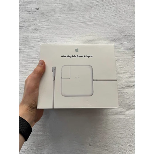 Apple 60W MagSafe Power Adapter (MC461) (Аксесуари для Mac)(79008498)Stylus approved: Причина уцінки Небольшие потертости на зарядном устройстве, немного порвана упаковка