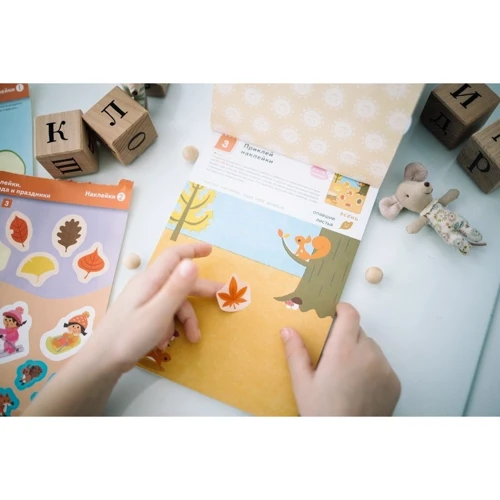 KUMON. Клеим наклейки. Времена года и праздники: Производитель Манн, Иванов и Фербер