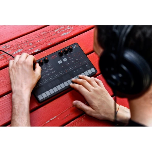 Портативний аналоговий синтезатор IK MULTIMEDIA UNO Synth: Кількість клавіш 27