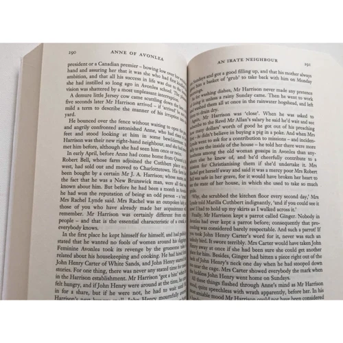 Lucy Maud Montgomery: Anne of Green Gables. Anne of Avonlea: Кількість сторінок 528
