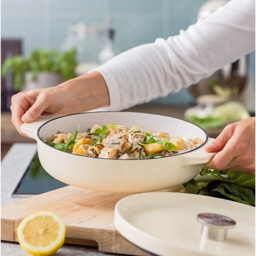 Сотейник чугунный с крышкой KitchenAid 26 см 2.77 л миндальный крем (CC009010-001)
