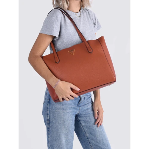 Жіноча сумка Guess Downtown Chic Turnlock Tote бордово-коричнева(HWVB8385230-WKY): Тип ручки С двумя ручками, Длинная ручка