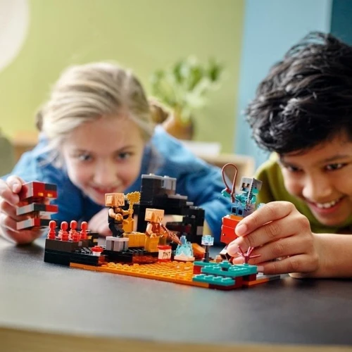 Конструктор LEGO Minecraft Бастион Нижнего мира 300 деталей (21185): Рекомендуемый возраст 8+