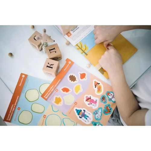 KUMON. Клеим наклейки. Времена года и праздники: Обложка Мягкая