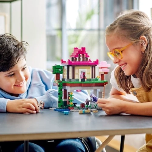 Конструктор LEGO Minecraft Майданчик для тренувань 534 деталей (21183): Рекомендований вік 8+