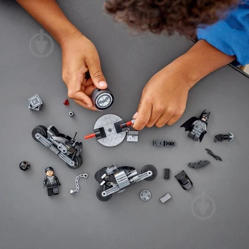 Конструктор LEGO Super Heroes DC Batman Бетмен та Селіна Кайл: переслідування на мотоциклі (76179) фото 8