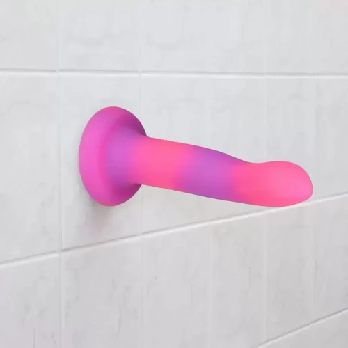 Светящийся в темноте фаллоимитатор ADDICTION - Rave - 8" Glow in the Dark Dildo - Pink Purple