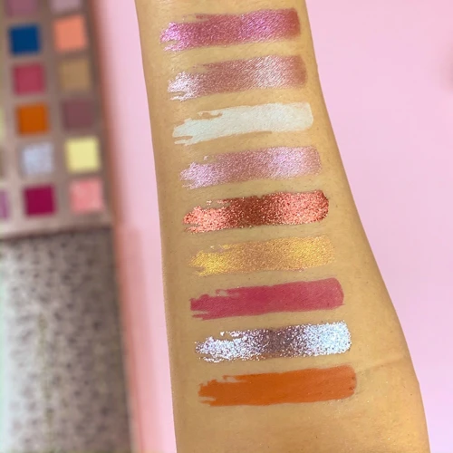 Makeup Revolution PRO New Neutrals Blushed Eyeshadow Palette Тени для век Палитра 18 цветов 18 g: Класс косметики Профессиональная