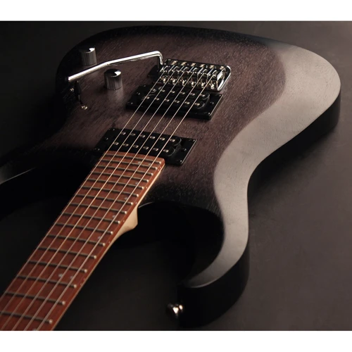Електрогітара CORT X100 (Open Pore Black Burst): Форма корпусу Superstrat