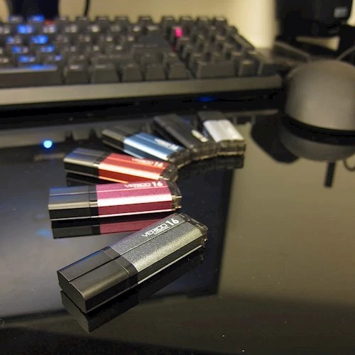 USB-флешка Verico 16GB Cordial Grey (1UDOV-MFGYG3-NN): Стандарт USB USB 2.0