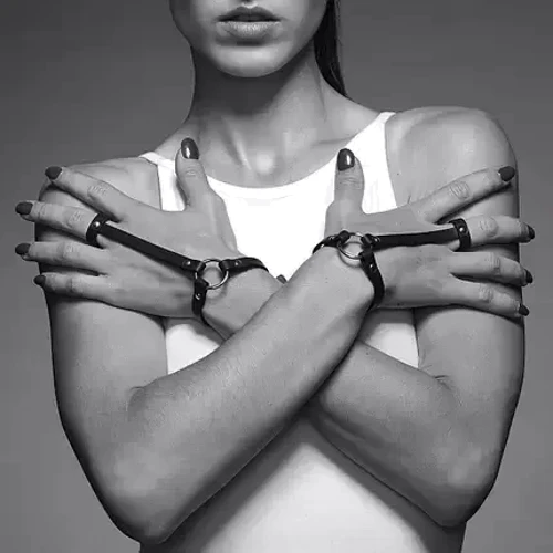 Браслеты на запястье и палец Bijoux Indiscrets Maze Hand Bracelet Harness Brown экокожа 2 шт