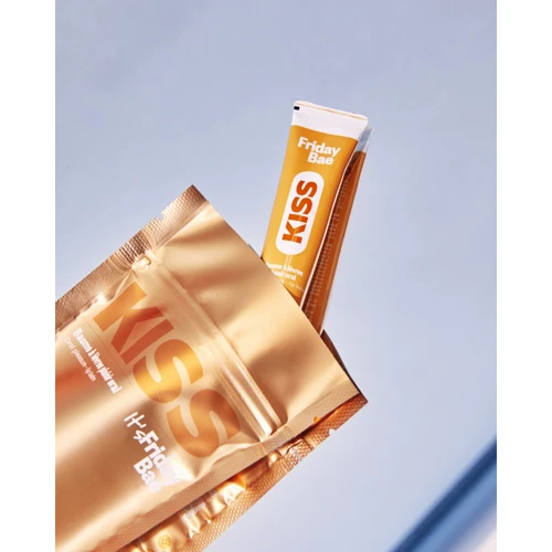 Бальзам для губ стимулирующий Friday Bae KISS вкус вишня 15 мл