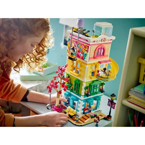 Конструктор LEGO Friends Общественный центр Хартлейк-Сити (41748): Рекомендуемый возраст 9+