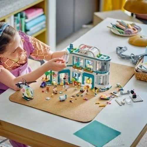 Конструктор LEGO Friends Больница в Хартлейк-Сити (42621) фото 5