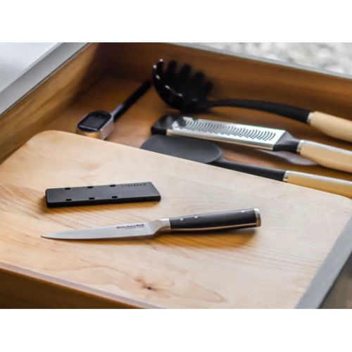 Нож универсальный KitchenAid Coreline с защитным чехлом для лезвия 11 см (KOG45TSSOHOBA): Особенности Эргономичность