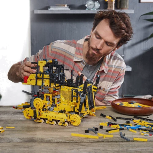 Бульдозер Cat® D11 з керуванням із програми LEGO® Technic (42131): Кількість деталей, шт. 3854