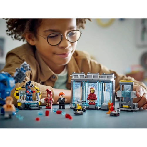 Конструктор LEGO Super Heroes Лаборатория Железного Человека: зал доспехов (76315): Рекомендуемый возраст 8+