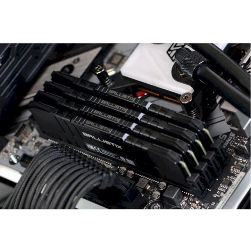 Crucial 32 GB DDR4 3600 MHz Ballistix Black (BL32G36C16U4B): Производитель Micron