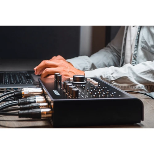 Аудиоинтерфейс AUDIENT iD44 MKII: Аналоговые выходы 1/4" ; 4 x 1/4" TRS