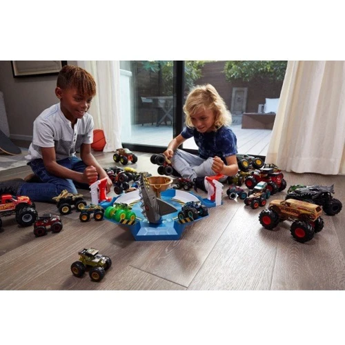 Набір Небезпечне протистояння серії Monster Trucks Hot Wheels (FYK14): Тип петля з трампліном