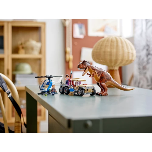 Конструктор LEGO Jurassic World Погоня за карнотавром (76941): Кількість деталей, шт. 240