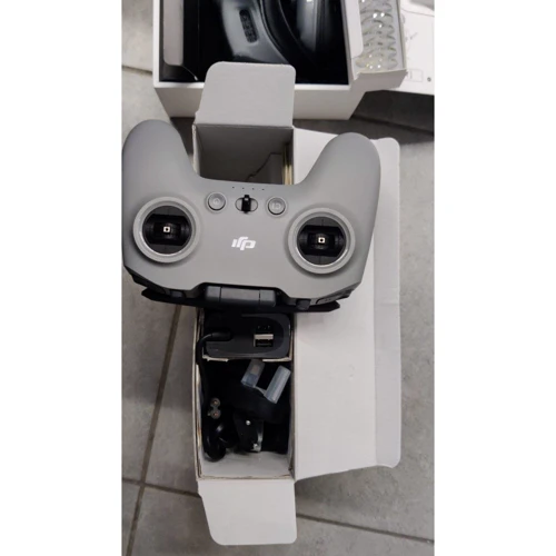 DJI FPV Combo (CP.FP.00000002.01) (Квадрокоптери) (79006467) Stylus approved: Причина уцінки Распакован, сняты пленки, небольшое повреждение упаковки