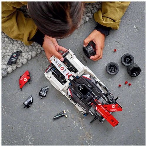 Конструктор LEGO Technic Formula E® Porsche 99X Electric (42137) фото 4