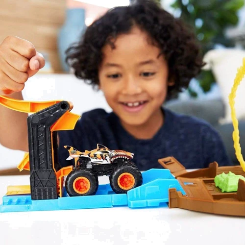 Набор Hot Wheels Monster trucks Трюки в шине (GVK48)