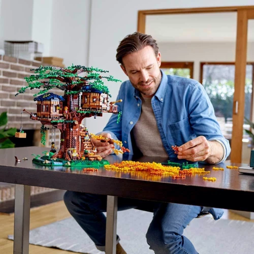 Конструктор LEGO Ideas Будинок на дереві 3036 деталей (21318): Серія Ideas