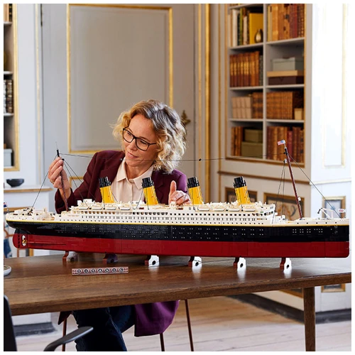 Блоковий конструктор LEGO Icons Титанік (10294): Рекомендований вік 18+