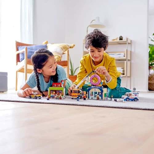 Конструктор LEGO City Открытие магазина пончиков (60233) фото 4
